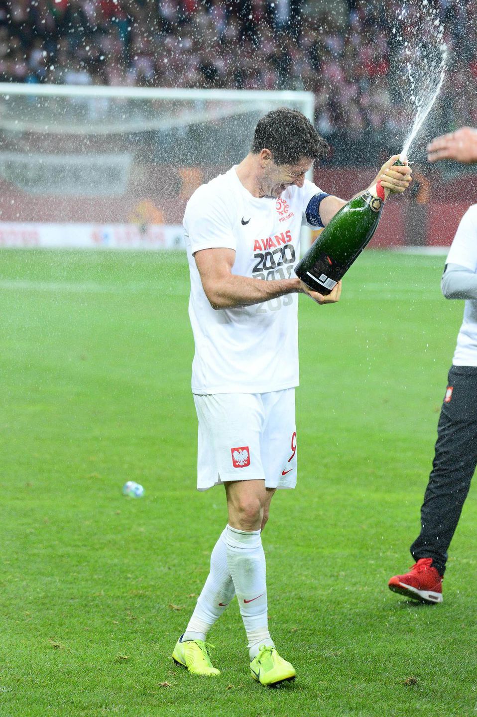 Robert Lewandowski z butelką szampana świętuje awans na EURO 2020