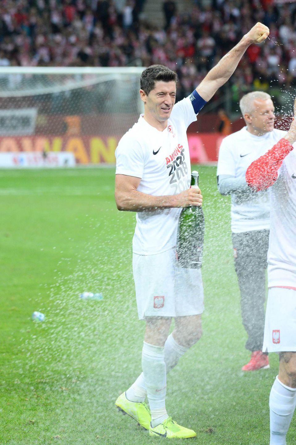Robert Lewandowski z butelką szampana świętuje awans na EURO 2020