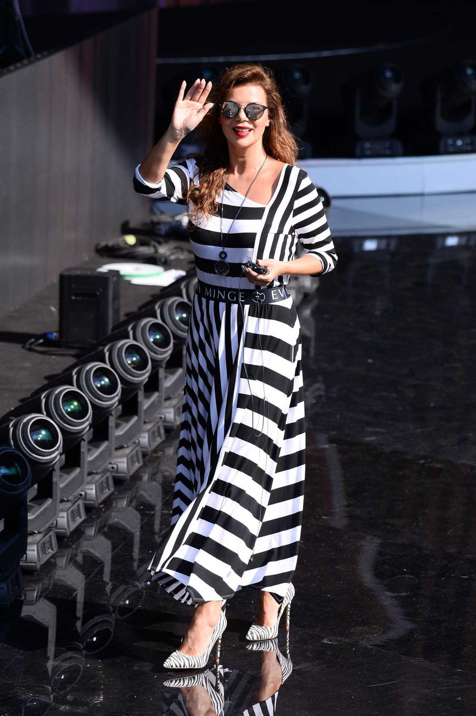 Edyta Górniak w sukience w czarno-białe pasy – Opole 2019