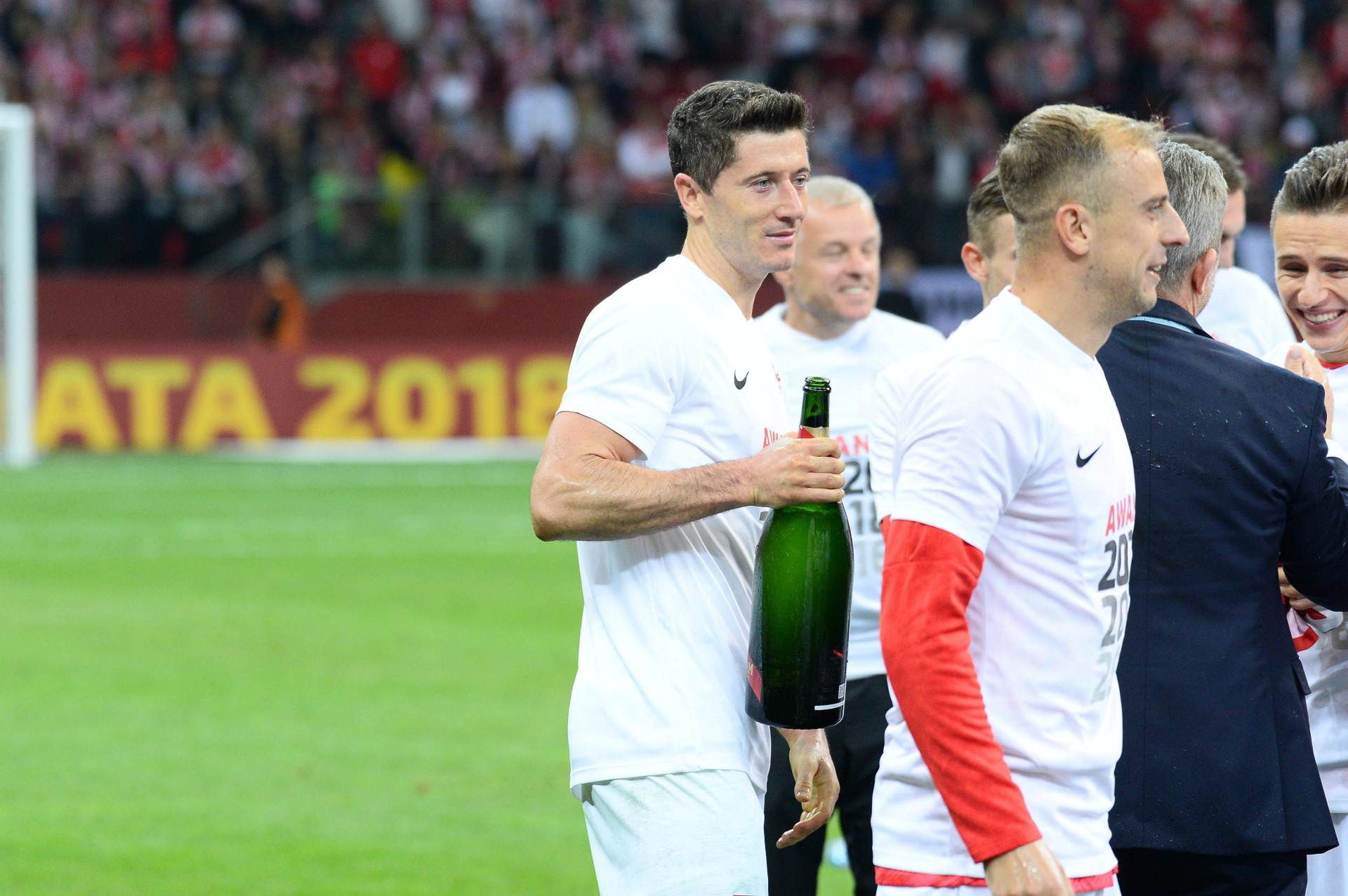 Robert Lewandowski z butelką szampana świętuje awans na EURO 2020