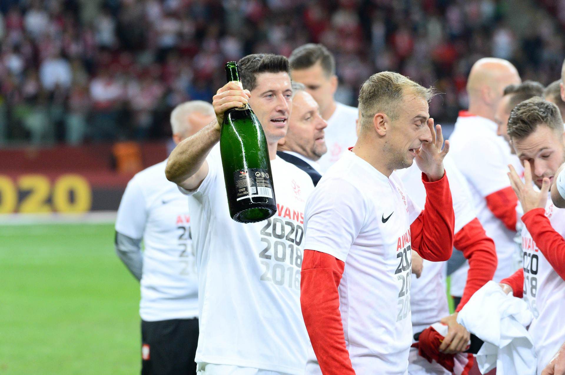Robert Lewandowski z butelką szampana świętuje awans na EURO 2020