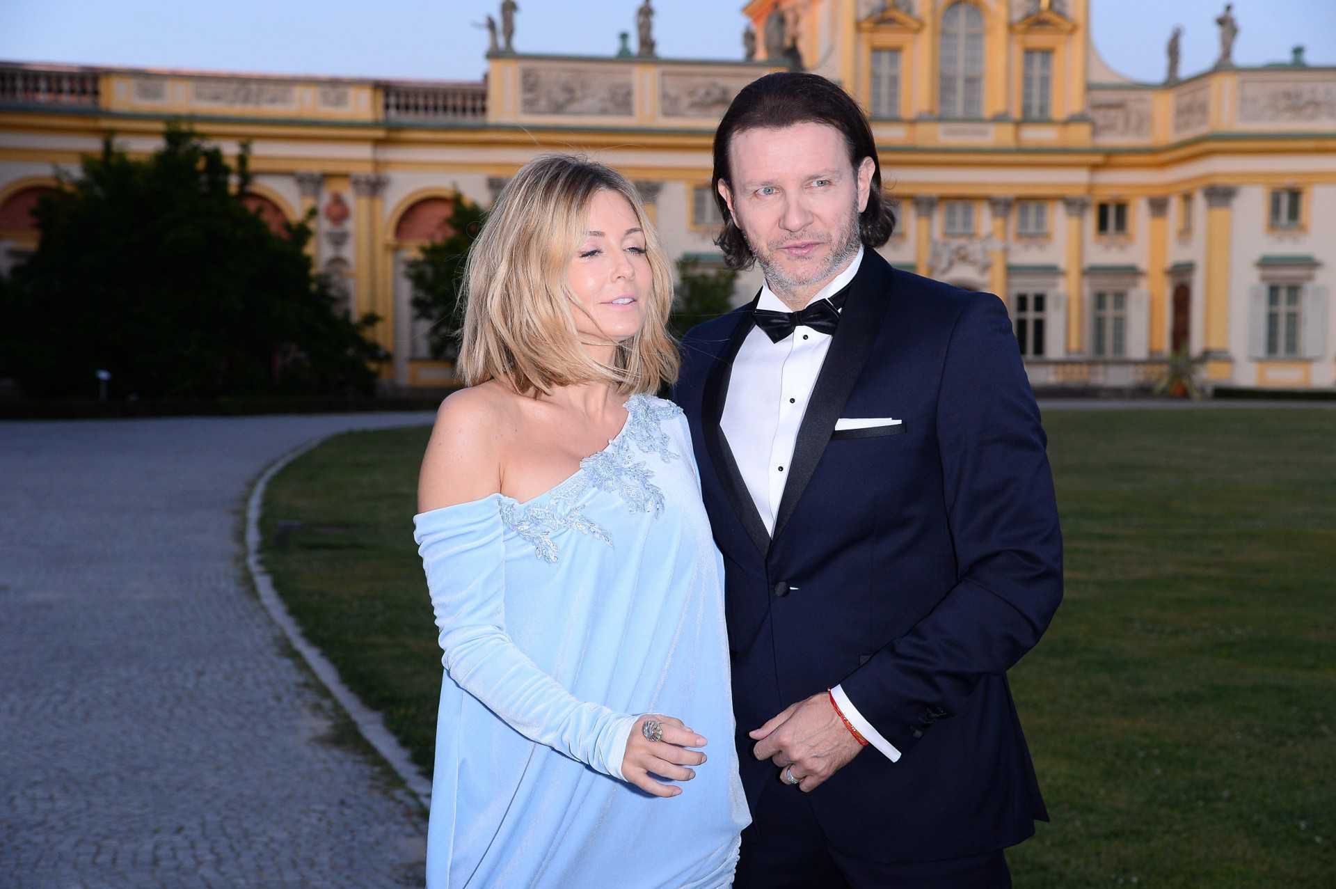 Małgorzata Rozenek i Radosław Majdan na letniej imprezie w Wilanowie
