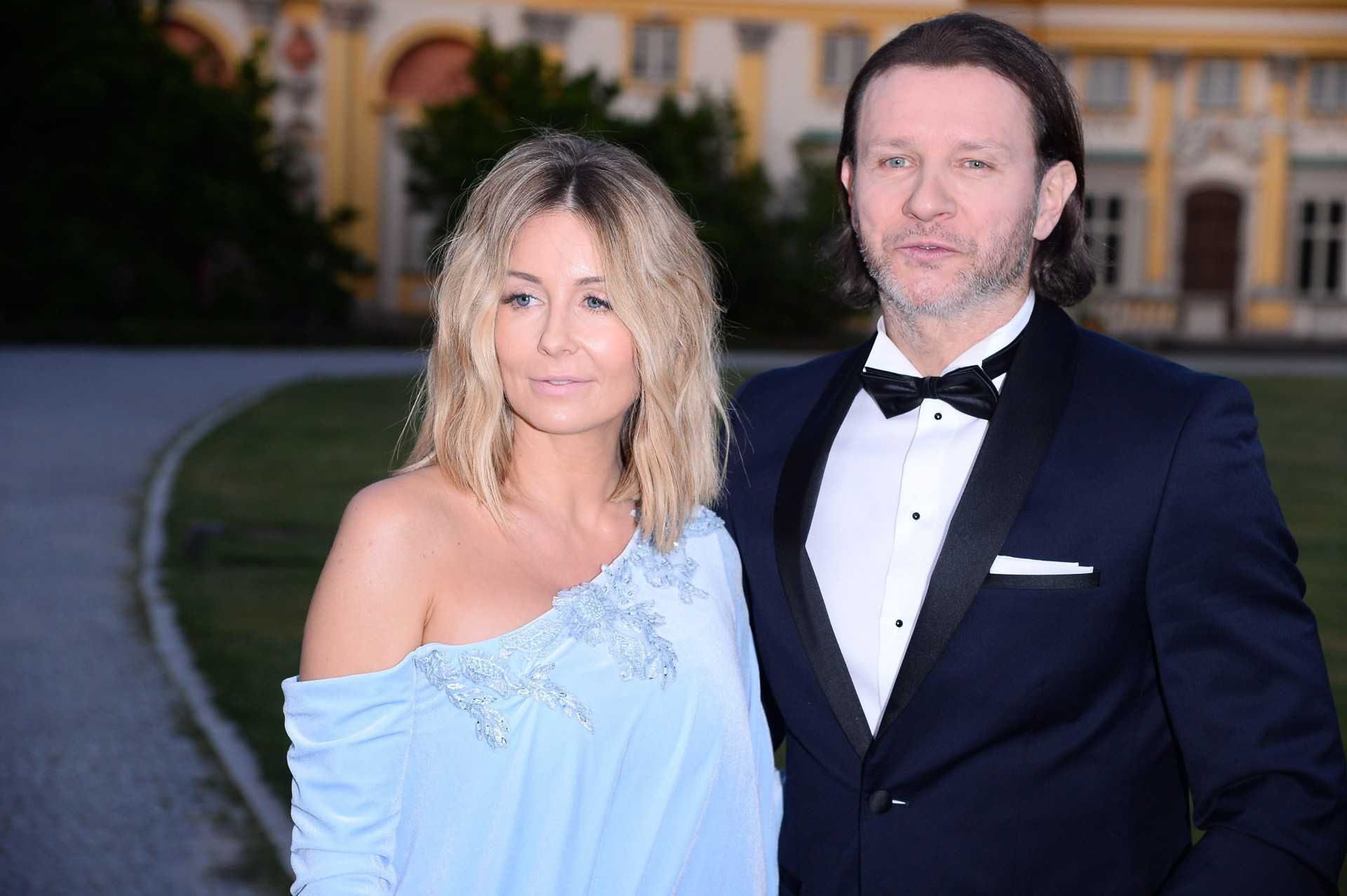 Małgorzata Rozenek i Radosław Majdan na letniej imprezie w Wilanowie