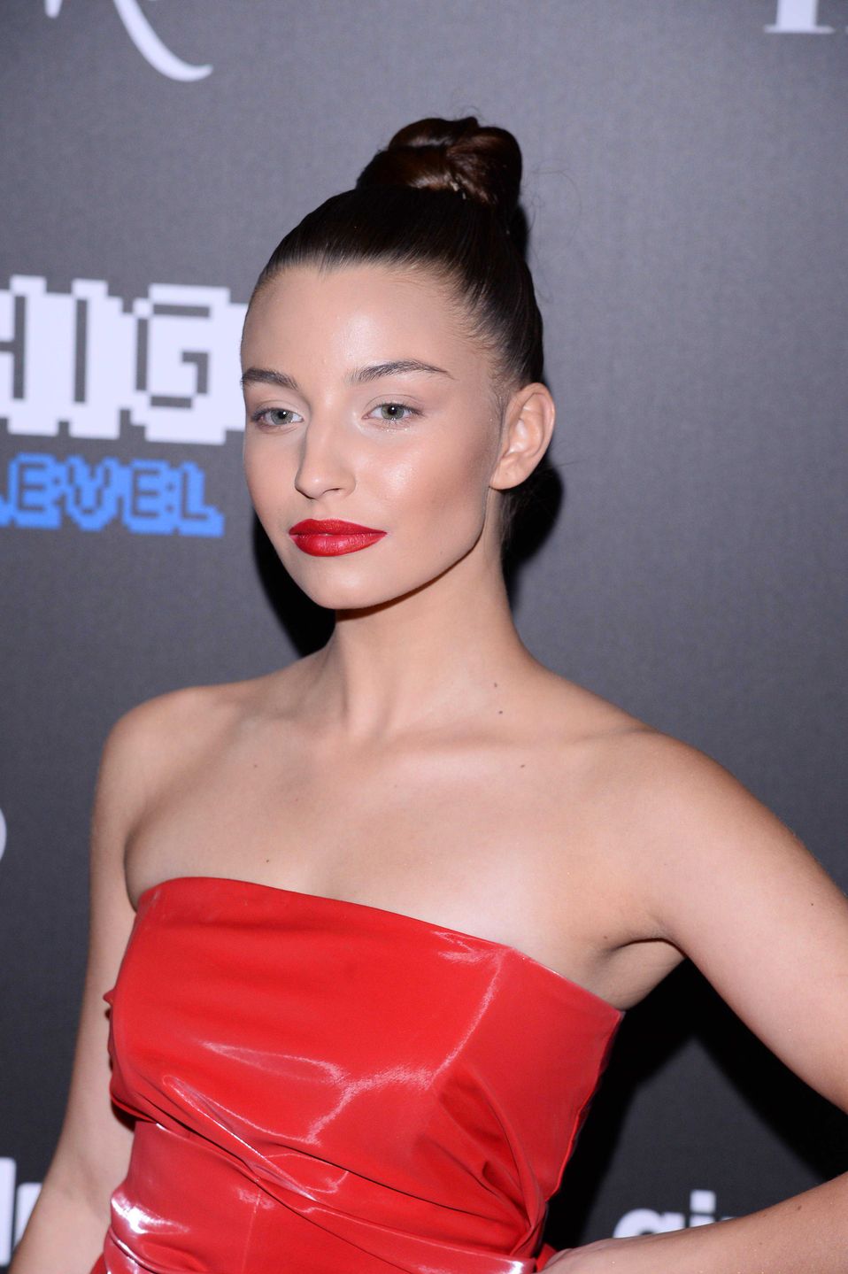 Julia Wieniawa - w czerwonej kreacji Flesz Fashion Night 2019