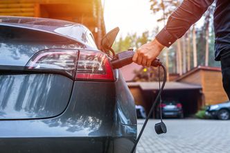 Co hamuje rozwój elektromobilności w Polsce - brak popytu na auta na prąd czy brak ładowarek?