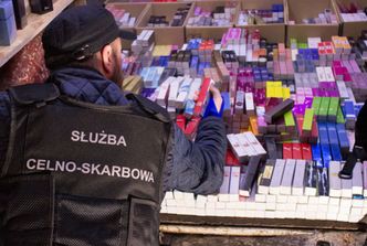 Nocny nalot KAS w Wólce Kosowskiej. 14 spraw karnych, zajęty towar wart 12 mln zł
