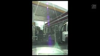Nagranie z kamery samochodowej pokazuje, jak policjant strzela do kierowcy