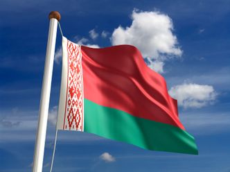 Opozycja na Białorusi. Flagi ukraińskie na mityngu w Kuropatach