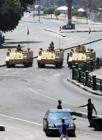 Protesty w Egipcie. Armia weszła do meczetu, w którym byli islamiści