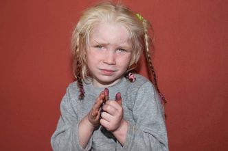 Grecka policja prosi o pomoc w identyfikacji dziewczynki z obozu Romów