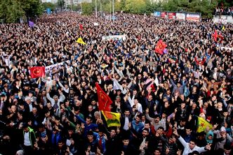 Sytuacja w Turcji. Kurdowie manifestują, by wyrazić solidarność z oblężonym Kobane