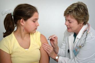 Wojna o szczepienia. Karanie rodziców to dobry pomysł? Minister zabrała głos