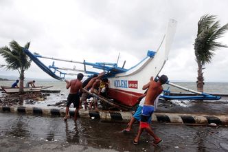 Filipiny: Pół miliona ludzi uciekło przed tajfunem Hagupit