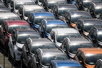 Rekordowa sprzedaż nowych samochodów w sierpniu. Często tylko na papierze