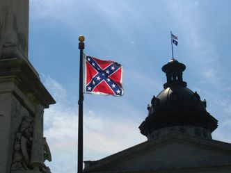 Amerykanie z południa stają w obronie flagi Konfederacji