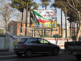 Tłumy przed pustą ambasadą USA w Iranie. Nie chcą zbliżenia z Zachoden