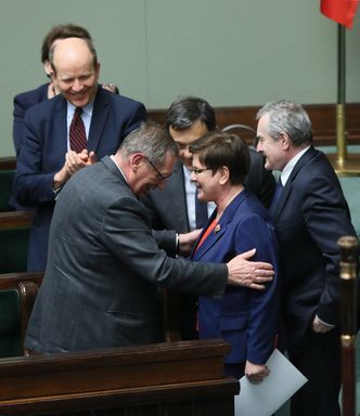 Premier broni ministra Szyskę. "Jego ciężka praca doprowadziła do sukcesu Polski"