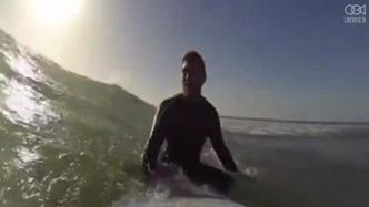 Ciekawska foka bawi się z surferami we Francji