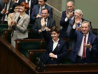 Polska świętuje razem z PiS. "Jak dają, to się bierze, jak biją, to się ucieka" [FELIETON]