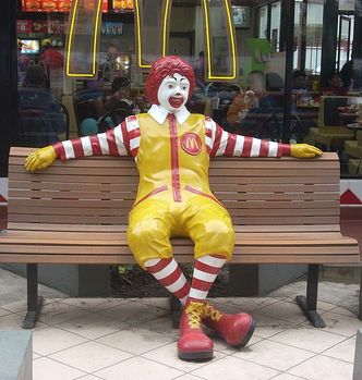 Akcje sieci McDonald's są rekordowo drogie. Gigant zmienia sposób zamawiania posiłków