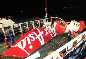 Katastrofa samolotu AirAsia. Nurkowie wydobyli "czarne skrzynki"