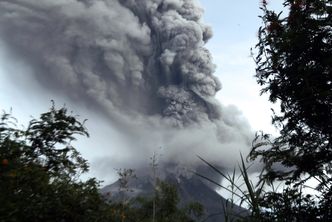 Erupcja wulkanu na Sumatrze. Słup dymu ma 8 kilometrów wysokości