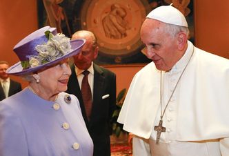 Papież Franciszek spotkał się z królową. Dostał miód i...