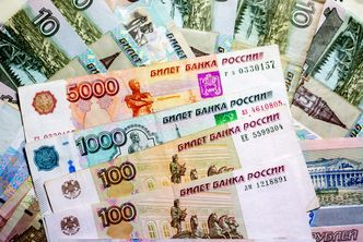 Rubel odrabia straty z początku tygodnia