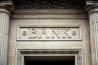 Banki w drugim półroczu 2015 r. trzymały opłaty w ryzach