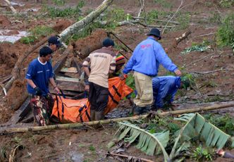 Lawina ziemna w Indonezji. Są ofiary i ponad setka zaginionych