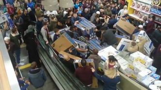 Chaos w sklepie podczas wyprzedaży w Black Friday