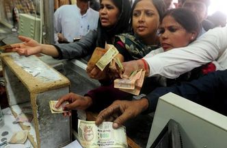 Chaos w Indiach. Władze unieważniły banknoty o największych nominałach