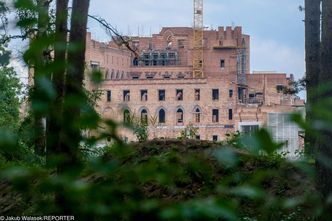Zamek w Stobnicy: Miał być hotel, a nie budynek mieszkalny
