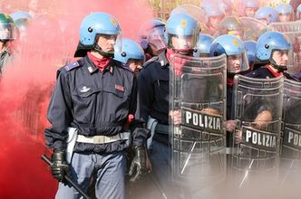 Prawo we Włoszech. Policja wprowadza zakaz całowania funkcjonariuszy