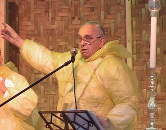 Filipiny: Papież skraca wizytę przez burzę tropikalną