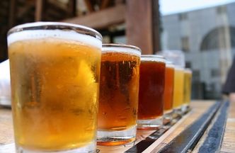 Rynek piwa w Polsce. Polacy piją coraz mniej piwa, za to cydr "idzie jak woda"