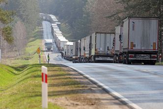 Kolejka ciężarówek na granicy z Białorusią. W weekendy największe korki