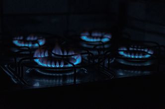 Podwyżki cen gazu uderzają w Polaków. Prezes UOKiK chce działań wobec Gazpromu