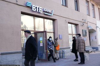 Rosyjski bank centralny uderza w samych Rosjan. Wprowadza limity wypłat