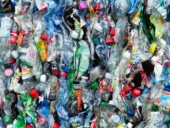 Będzie system kaucyjny za butelki plastikowe. Rząd przyspiesza prace