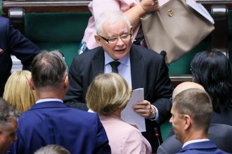 Kaczyński: przejście na euro doprowadzi do "zubożenia Polaków". "Nic takiego nigdzie się nie wydarzyło"