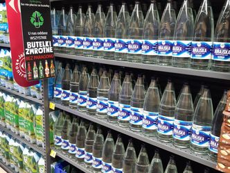 Woda w szklanych butelkach. Carrefour przywraca kultowe opakowanie