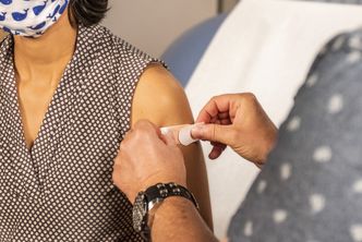 Płatne leczenie na COVID dla niezaszczepionych? Polacy się wypowiedzieli