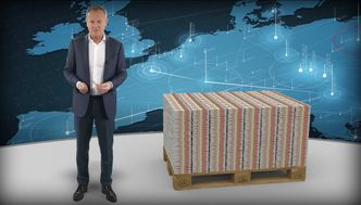 Donald Tusk pokazuje paletę z pieniędzmi. "One czekają na Polaków, nie możecie po nie sięgnąć przez rząd PiS"