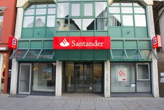 Wakacje kredytowe. Rzecznik Finansowy pozywa Santander
