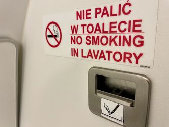 Zakaz palenia w samolotach. Dlaczego mimo to montuje się w nich popielniczki?