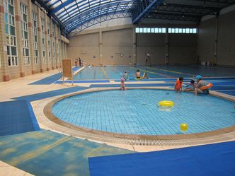 Niemcy redukują zużycie energii. Zimna woda w basenach i przygaszone oświetlenie