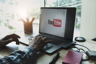 Youtuberzy zapłacą podatek? KRRiT robi spis