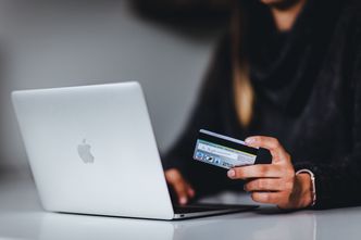 Boom na e-sklepy w czasie pandemii. Większość ma problemy z płynnością finansową