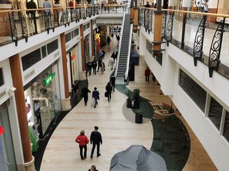 Pandemia nie zatrzyma Polaków. Co drugi odwiedzi galerie handlowe